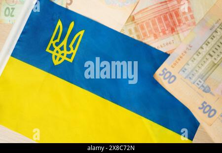 Flagge auf ukrainischer Hrywna. Das Konzept des Haushalts der Ukraine und der finanziellen und wirtschaftlichen Lage. Verschwommener, selektiver Fokus Stockfoto