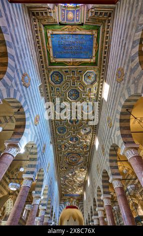 Innenaufnahme mit Decke der Kathedrale von Volterra, gewidmet der Himmelfahrt der Jungfrau, Cattedrale di Santa Maria Assunta, Volterra, Toskana Stockfoto