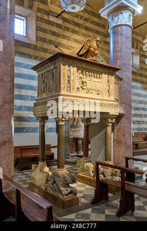 Innenaufnahme der Kathedrale von Volterra, gewidmet der Himmelfahrt der Jungfrau, Cattedrale di Santa Maria Assunta, Volterra, Toskana, Italien Stockfoto