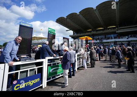 Eine allgemeine Ansicht des Buchmachers steht am ersten Tag des Maifestivals auf der Goodwood Racecourse in Chichester. Bilddatum: Freitag, 24. Mai 2024. Stockfoto