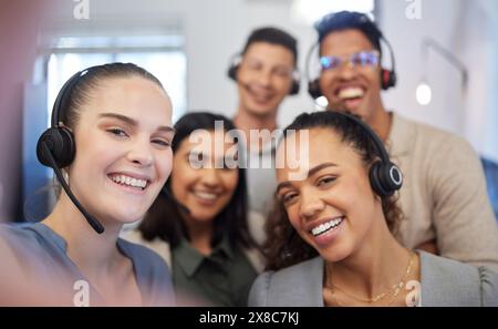 Porträt-, Selfie- und Call-Center-Agenten im Büro für über uns, soziale Medien und Spaß in der Gesellschaft. Glücklich, Kollegen und Teamvielfalt im Telemarketing Stockfoto