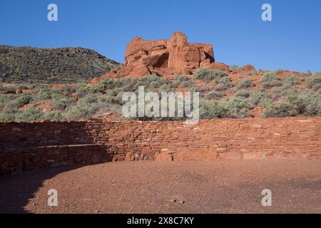 Kiva im Vordergrund, Wupatki Pueblo, bewohnte von ca. 1.100 N.Chr. bis 1.250 N.Chr, Wupatki National Monument, Arizona, USA Stockfoto