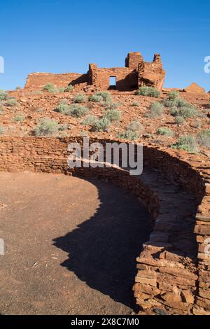 Kiva im Vordergrund, Wupatki Pueblo, bewohnte von ca. 1.100 N.Chr. bis 1.250 N.Chr, Wupatki National Monument, Arizona, USA Stockfoto