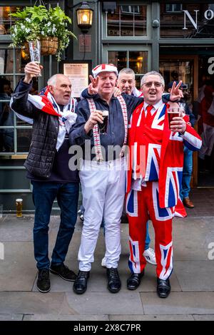 Eine Gruppe von Männern vor Einem Pub, der den St. George's Day in Central London, London, Großbritannien, feiert. Stockfoto