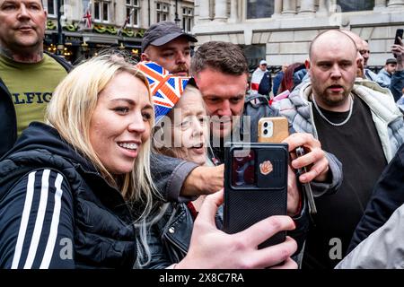 Der Bürgerjournalist und politische Aktivist Tommy Robinson posiert für Ein Selfie mit Unterstützern bei Einer St. George's Day Rallye in London, Großbritannien. Stockfoto