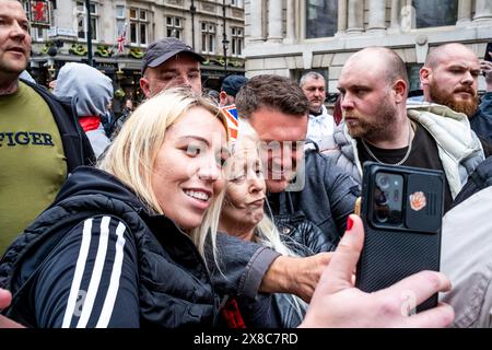 Der Bürgerjournalist und politische Aktivist Tommy Robinson posiert für Ein Selfie mit Unterstützern bei Einer St. George's Day Rallye in London, Großbritannien. Stockfoto