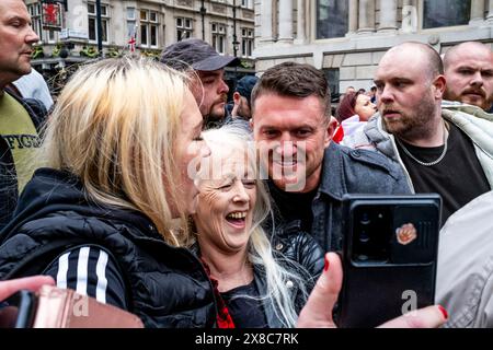 Der Bürgerjournalist und politische Aktivist Tommy Robinson posiert für Ein Selfie mit Unterstützern bei Einer St. George's Day Rallye in London, Großbritannien. Stockfoto