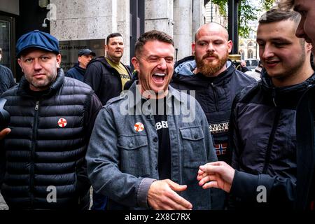 Nachdem Ein Gerichtsverfahren gegen die Met Police gewonnen hat, verlässt Ein lächelnder Tommy Robinson (alias Stephen Yaxley-Lennon) Eine St Georges Day Rally in London. Stockfoto