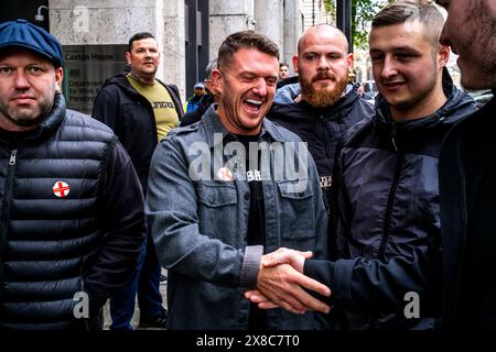 Nachdem Ein Gerichtsverfahren gegen die Met Police gewonnen hat, verlässt Ein lächelnder Tommy Robinson (alias Stephen Yaxley-Lennon) Eine St Georges Day Rally in London. Stockfoto