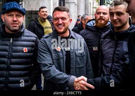 Nachdem Ein Gerichtsverfahren gegen die Met Police gewonnen hat, verlässt Ein lächelnder Tommy Robinson (alias Stephen Yaxley-Lennon) Eine St Georges Day Rally in London. Stockfoto