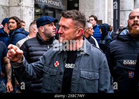 Nachdem Tommy Robinson Einen Prozess gegen die Met Police gewonnen hat, verlässt er zusammen mit seinem Sicherheitsteam Eine St Georges Day Rally in London. Stockfoto