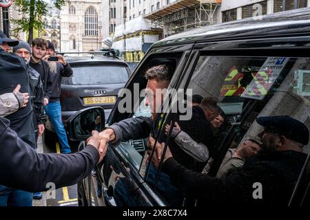 Nachdem der politische Aktivist Tommy Robinson Eine Klage gegen die Met Police gewonnen hat, verlässt er Eine St George's Day Rally in London. Stockfoto