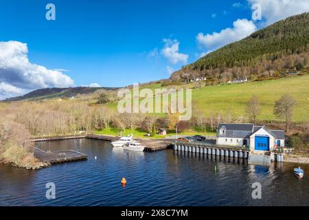 Temple Pier und die Loch Ness RNLI Lifeboat Station an einem sonnigen Frühlingsmorgen. Stockfoto