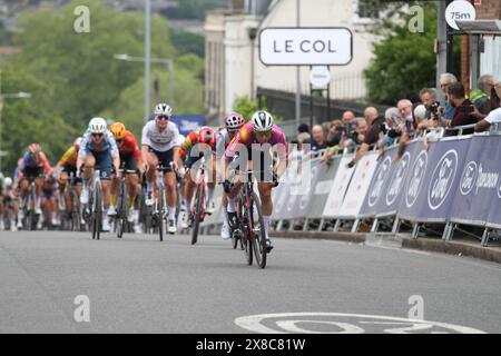 Colchester, Großbritannien. Mai 2024. Der Ford RideLondon Classique 2024, ein UCI Women's World Tour Rennen, begann heute mit der ersten Etappe in Colchester. Viele der besten Fahrerinnen werden in drei Etappen an drei Tagen an einem der Elite-Straßenrennen im Radkalender teilnehmen. Lorena Wiebes vom Team SD Worx-ProTime gewinnt die erste Etappe. Quelle: Eastern Views/Alamy Live News Stockfoto