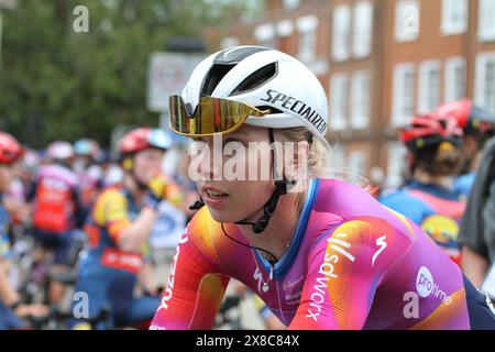 Colchester, Großbritannien. Mai 2024. Der Ford RideLondon Classique 2024, ein UCI Women's World Tour Rennen, begann heute mit der ersten Etappe in Colchester. Viele der besten Fahrerinnen werden in drei Etappen an drei Tagen an einem der Elite-Straßenrennen im Radkalender teilnehmen. Lorena Wiebes vom Team SD Worx-ProTime gewinnt die erste Etappe. Quelle: Eastern Views/Alamy Live News Stockfoto