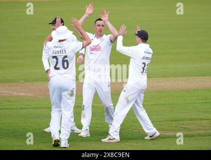 Hampshires Kyle Abbott (zweite rechts) feiert mit seinen Teamkollegen, nachdem er am ersten Tag des Vitality County Championship Matches im Utilita Bowl, Southampton, den Wicket von Surrey's Jordan Clark erobert hat. Bilddatum: Freitag, 24. Mai 2024. Stockfoto