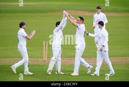 Hampshires Kyle Abbott (dritter rechts) feiert mit seinen Teamkollegen, nachdem er am ersten Tag des Vitality County Championship Matches im Utilita Bowl in Southampton den Wicket von Surrey's Gus Atkinson (nicht abgebildet) erobert hat. Bilddatum: Freitag, 24. Mai 2024. Stockfoto