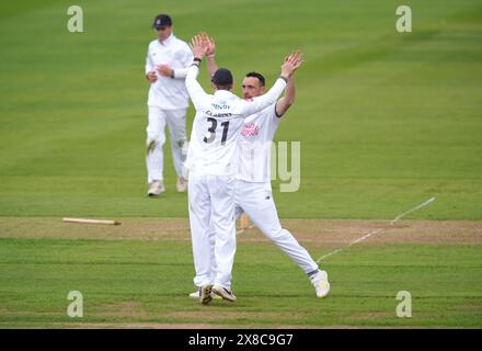 Hampshires Kyle Abbott (rechts) feiert zusammen mit seinem Teamkollegen Nick Gubbins, nachdem er am ersten Tag des Vitality County Championship Matches im Utilita Bowl in Southampton den Wicket von Surrey's Ben Foakes erobert hat. Bilddatum: Freitag, 24. Mai 2024. Stockfoto