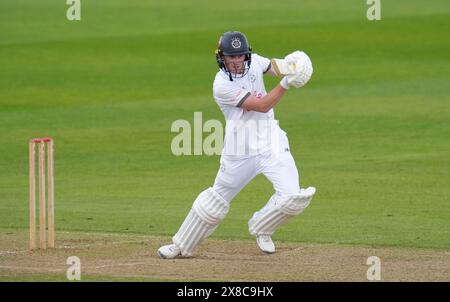 Hampshire's Fletcha Middleton schlägt am ersten Tag des Spiels der Vitality County Championship im Utilita Bowl in Southampton. Bilddatum: Freitag, 24. Mai 2024. Stockfoto