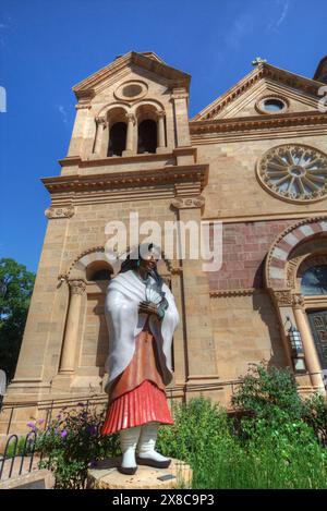 Statue von St. Kateri Tekakwitha, erster nordamerikanischer Indianer, der seliggesprochen wurde, Kathedrale Basilika des hl. Franz von Assisi, Santa Fe, New Mexico, USA Stockfoto