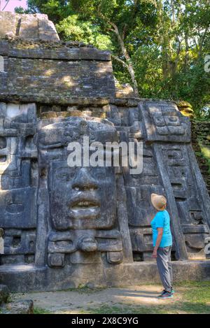 Touristen auf der Suche auf Stuck-Maske, Maske Tempel, Maya-Stätte Lamanai, Belize Stockfoto