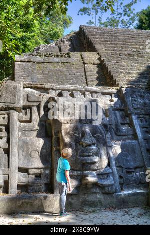 Touristen auf der Suche auf Stuck-Maske, Maske Tempel, Maya-Stätte Lamanai, Belize Stockfoto