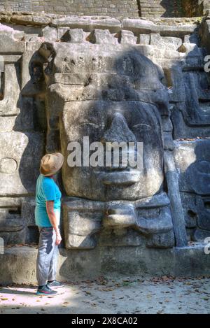 Touristen auf der Suche auf Stuck-Maske, Maske Tempel, Maya-Stätte Lamanai, Belize Stockfoto