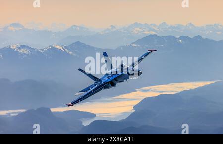 Royal Canadian Air Force CF-18 Demo Jet über die Berge von British Columbia, Kanada bei Sonnenuntergang Stockfoto