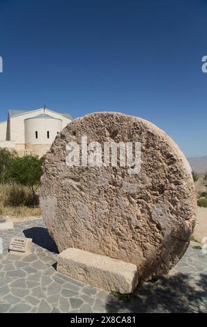 Abu Badd (ein rollender Stein verwendet, um eine Tür zu befestigen), Moses-Gedächtnis-Kirche (im Hintergrund), Mt Nebo, Jordanien Stockfoto