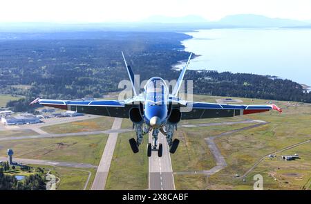 Royal Canadian Air Force CF-18 Hornet Demo Jet begibt sich über die Landschaft von British Columbia, BC, Kanada Stockfoto