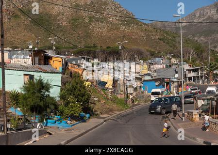 Hout Bay Western Cape, Südafrika. 11.04. 2024. Weg in die informelle Siedlung Imizamo Yethu in Hout Bay in der Nähe von Kapstadt. Stockfoto