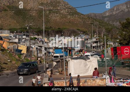 Hout Bay Western Cape, Südafrika. 11.04. 2024. Weg in die informelle Siedlung Imizamo Yethu in Hout Bay in der Nähe von Kapstadt. Stockfoto