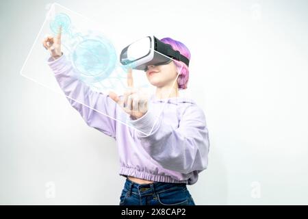 Junge Frau mit vr-Brille, die den Weltkartenbildschirm berührt. Virtual Reality und Cyber Working, Netzwerkkonzept Stockfoto