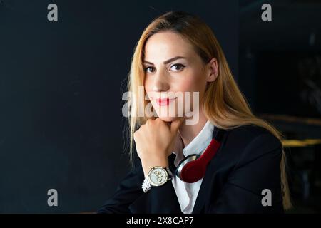 Porträt einer schönen Geschäftsfrau im Büro Stockfoto