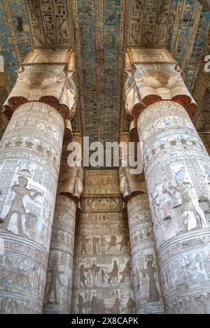 Unter der Leitung von Hathor Spalten, Säulenhalle, Tempel der Hathor, Dendera, Ägypten Stockfoto