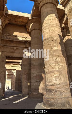 Blick von der äußeren Säulenhalle in Richtung der Heiligtümer, Tempel von Haroeris und Sobek, Kom Ombo, Ägypten Stockfoto