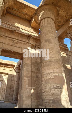 Blick von der äußeren Säulenhalle in Richtung der Heiligtümer, Tempel von Haroeris und Sobek, Kom Ombo, Ägypten Stockfoto