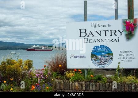 Freitag, 24. Mai 2024, Bantry West Cork Irland; das Kreuzfahrtschiff Exploris One ist heute im Hafen von Bantry angekommen. Das Kreuzfahrtschiff mit 200 Passagieren und Besatzungsgruppe kam um 7 Uhr morgens an, und die Passagiere stiegen für Tagesausflüge nach Killarney, zur Halbinsel Beara und um Bantry und den Freitagmarkt aus. Credit ED/Alamy Live News Stockfoto