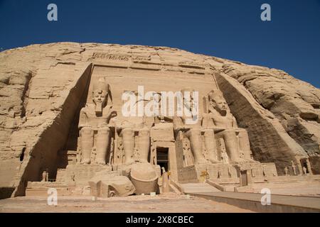 Kolosse von Ramses II., Sonne-Bügel, Abu Simbel, Ägypten Stockfoto