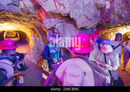 Mexikanische Touristen und Reiseleiter im Inneren der Mine Ojuela - einer kleinen Mine in der stillgelegten alten Bergbausiedlung Ojuela, Mapimi, Mexiko Stockfoto