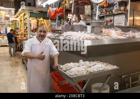 Mexico City Market; Fischhändler an seinem Fischstand, San Juan Indoor Market, ein Lebensmittelmarkt in Mexico City, Mexiko Stockfoto