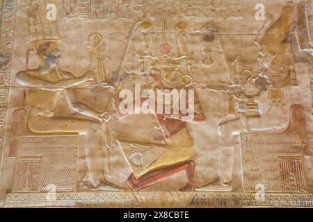 Basrelief, Pharao Seti I (Mitte), Gott Amun (links), Tempel von Sethos i., Abydos, Ägypten Stockfoto