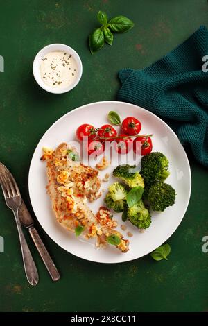 Hühnerschenkel mit Feta-Käse-Tomaten und Pinienkernen, gesunde Mahlzeit Stockfoto