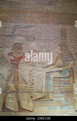 Basrelief, Pharao Seti ich (links), Gott Amun (rechts), Tempel von Sethos i., Abydos, Ägypten Stockfoto