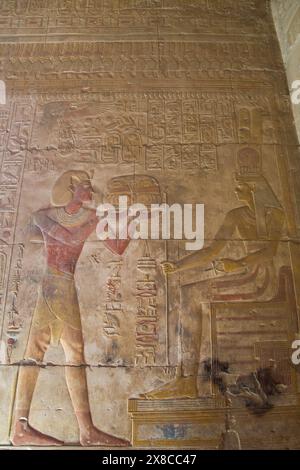 Basrelief, Pharao Seti ich (links), Gott Amun (rechts), Tempel von Sethos i., Abydos, Ägypten Stockfoto