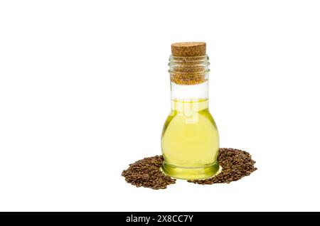 Nahaufnahme. Leinöl in Flasche isoliert auf weiß Stockfoto