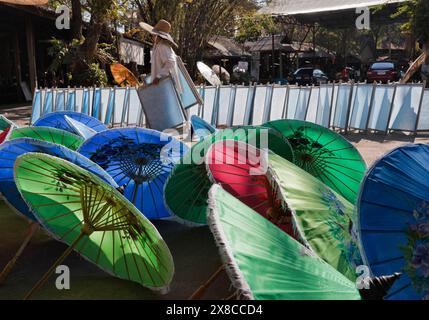 Thailand, Chiang Mai Thai Sonnenschirme zum Verkauf in einer Schirmfabrik Stockfoto