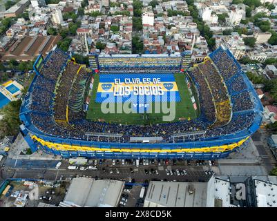 Buenos Aires, Argentinien, 10. Februar 2024: Aus der Vogelperspektive zum Fußballstadion La Bombonera für Boca Juniors, Feierlichkeiten vor dem Spiel. Stockfoto