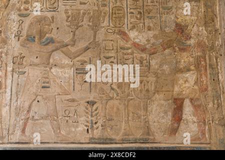 Flachrelief, Ramses II (links), Gott Amun (rechts), Luxor-Tempel, Luxor, Ägypten Stockfoto