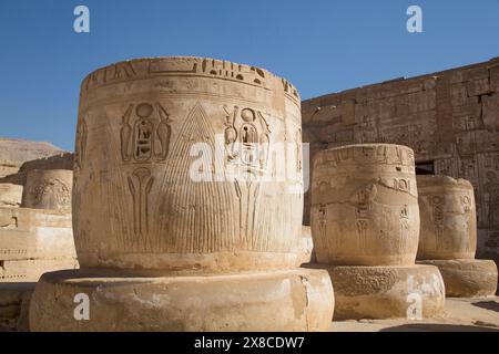 Säulen in der Hypostilhalle, Medinet Habu (Totentempel von Ramses III.), West Bank Luxor, Ägypten Stockfoto